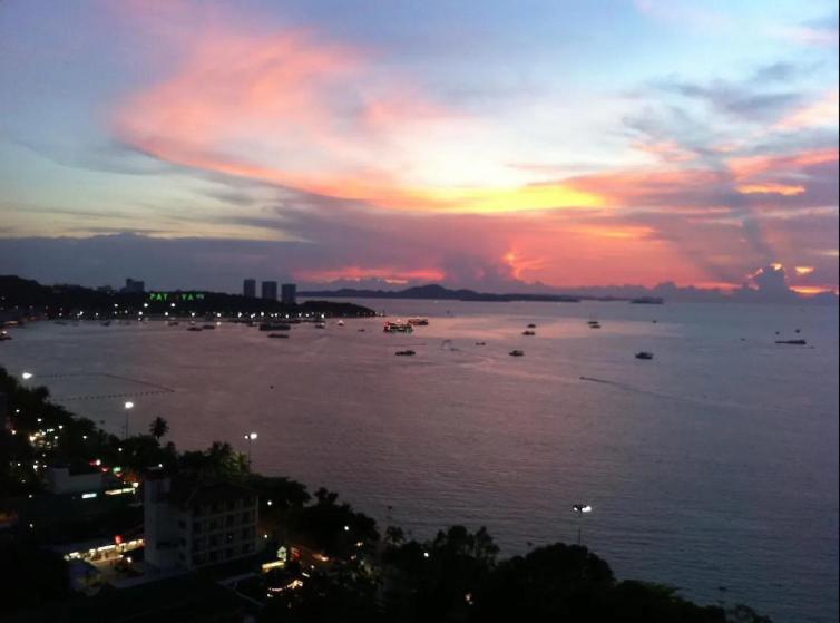 Great Location With Infinity Pool - Central Pattaya Apartman Kültér fotó